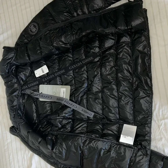 Canada goose, hooded crofton down puffer, size small in men.